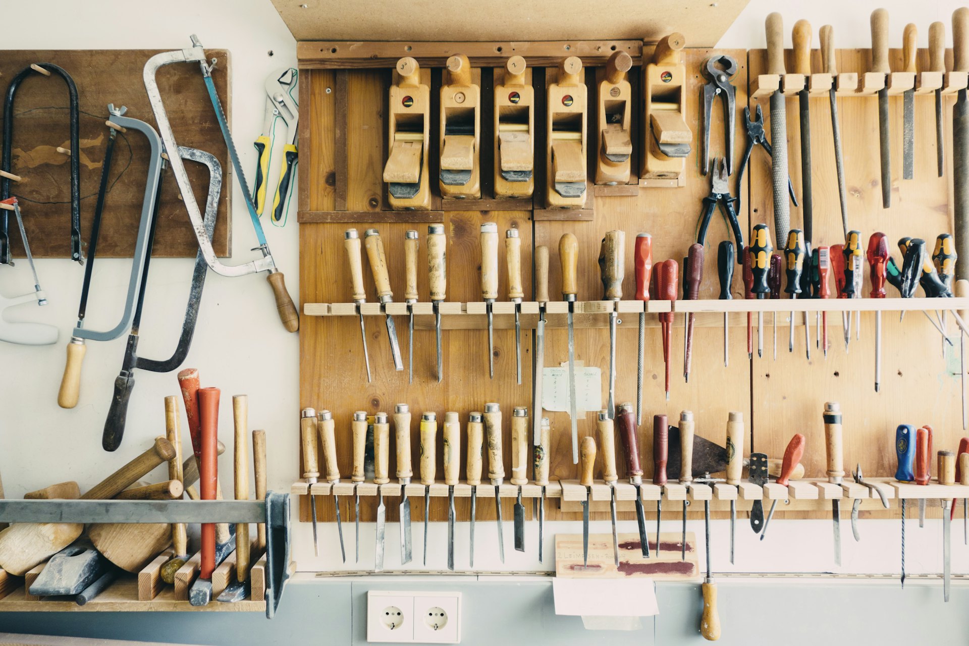 Outils rangés sur un mur d’atelier