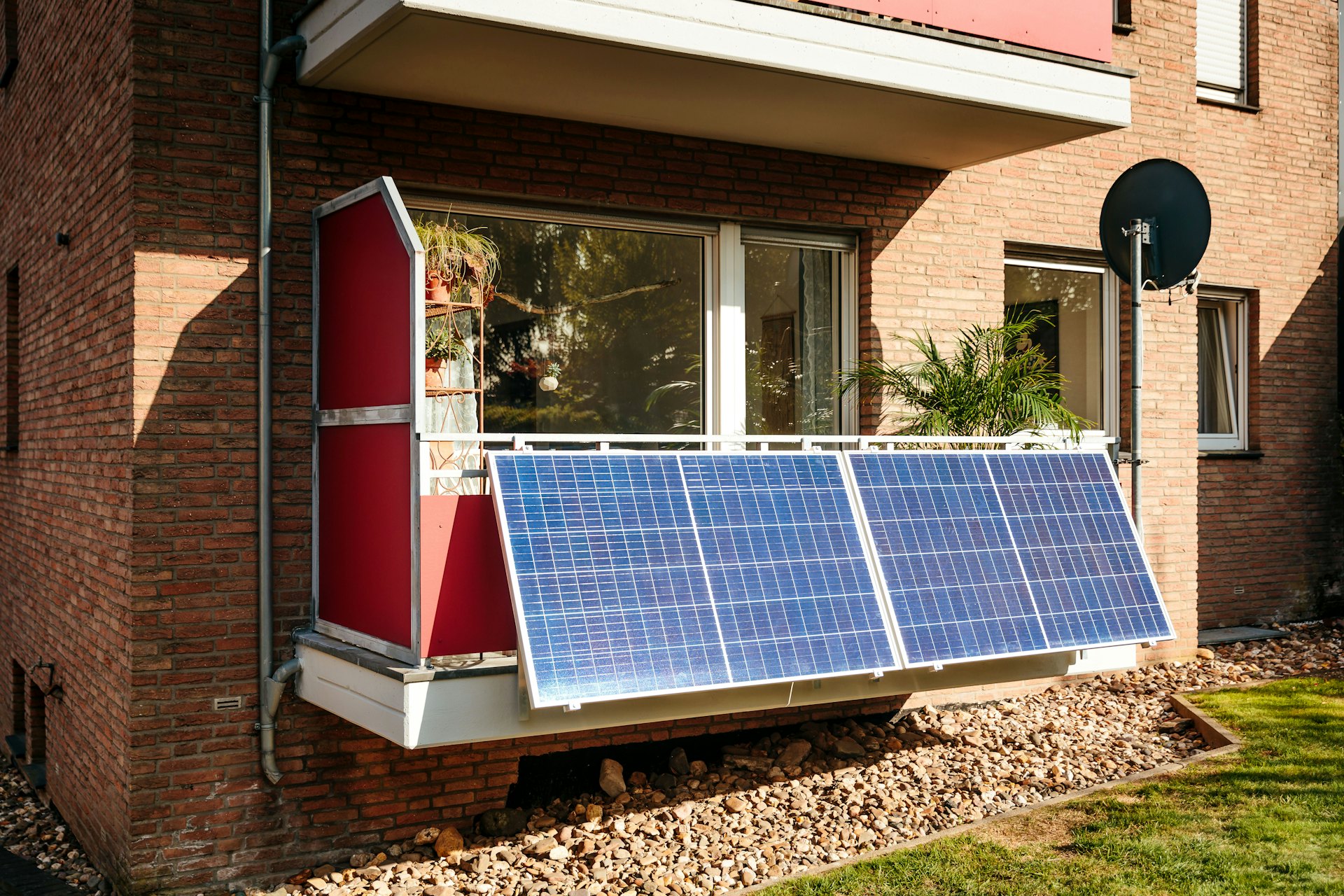 Panneaux solaires fixés sur le balcon d’un immeuble