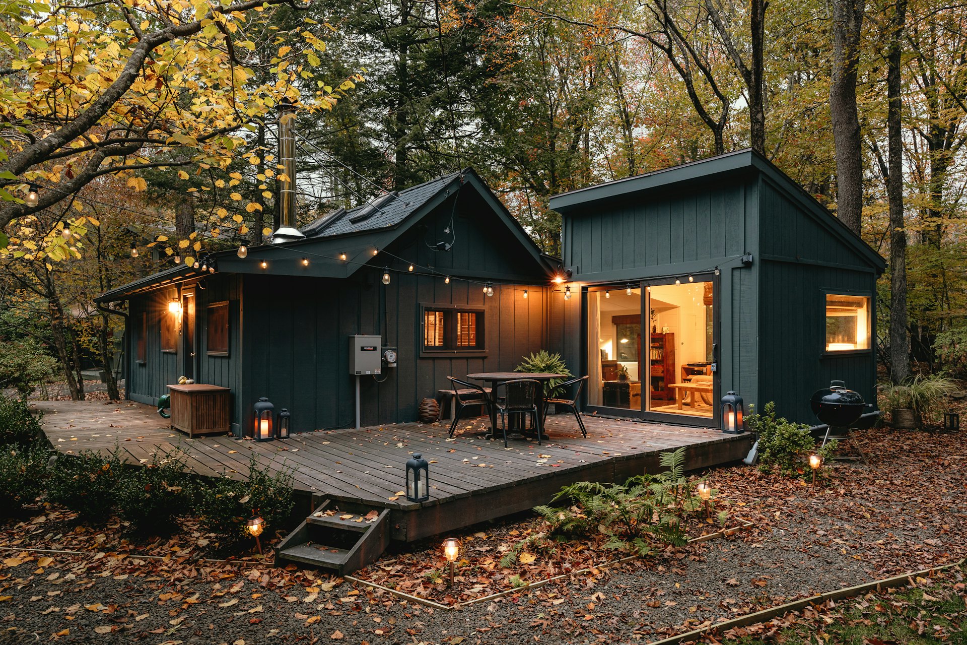 Petit chalet moderne éclairé dans les bois