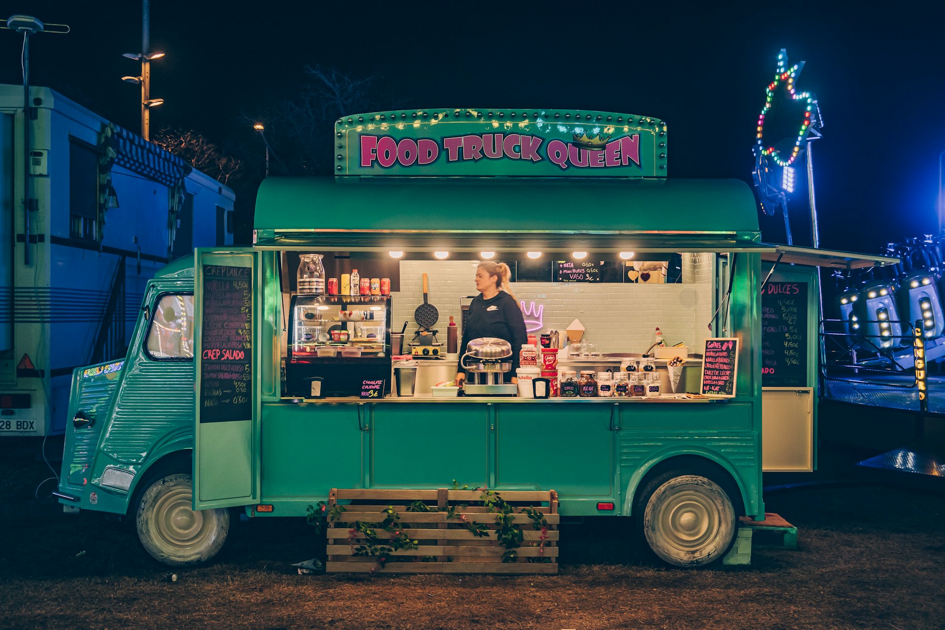 Food truck illuminé de nuit